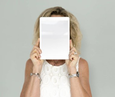 Dijital tablet tutan kadın