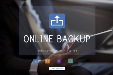 Dijital tablet kullanan işadamı