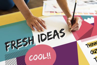 Kağıt afiş üzerinde yazma eller