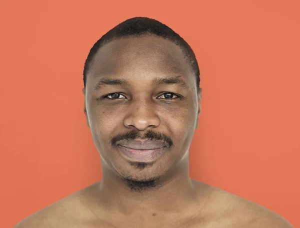 Lächelnder afrikanischer Mann — Stockfoto