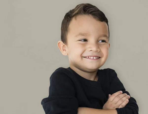 Niño sosteniendo brazos cruzados —  Fotos de Stock