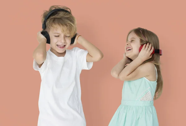 Niños disfrutando de la música en los auriculares —  Fotos de Stock