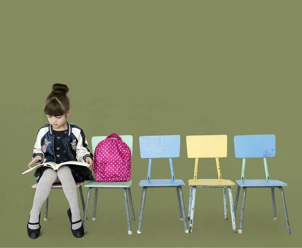 School meisje leesboek — Stockfoto
