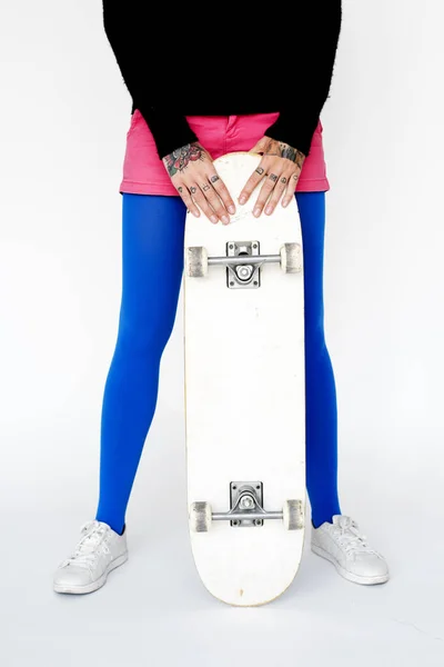 Žena hospodářství skateboard — Stock fotografie