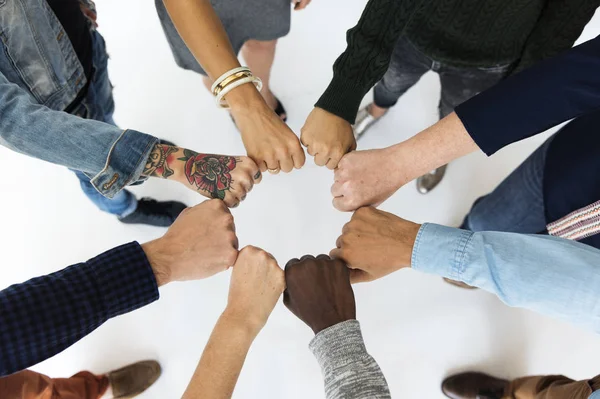 Persone che tengono insieme i pugni — Foto Stock