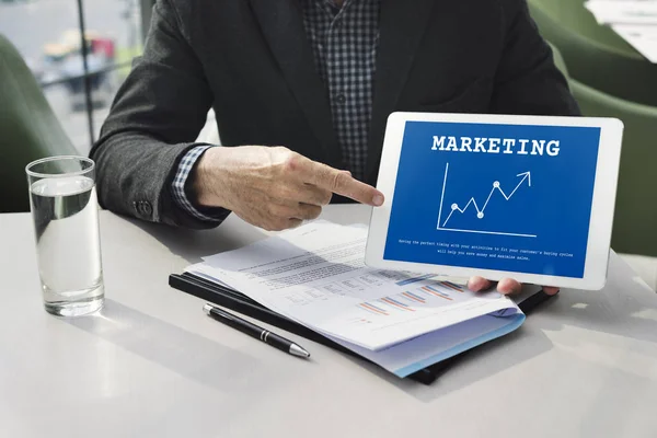 Hombre de negocios señalando el dedo en la tableta digital — Foto de Stock