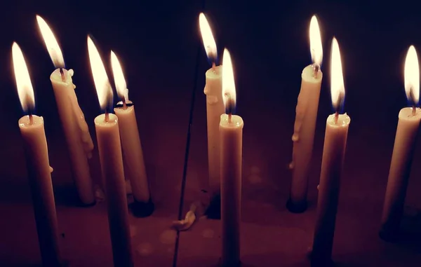 Viele Kerzen mit Feuer — Stockfoto
