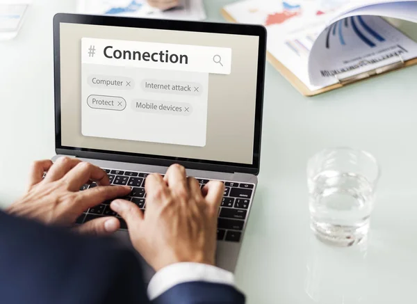 Zakenman werkt met laptop — Stockfoto