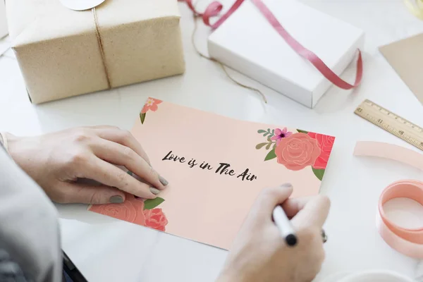 Manos escribiendo en la tarjeta de papel —  Fotos de Stock