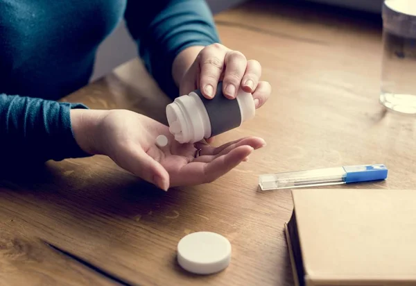 Woman Taking Vitamin pills — Stock Photo, Image