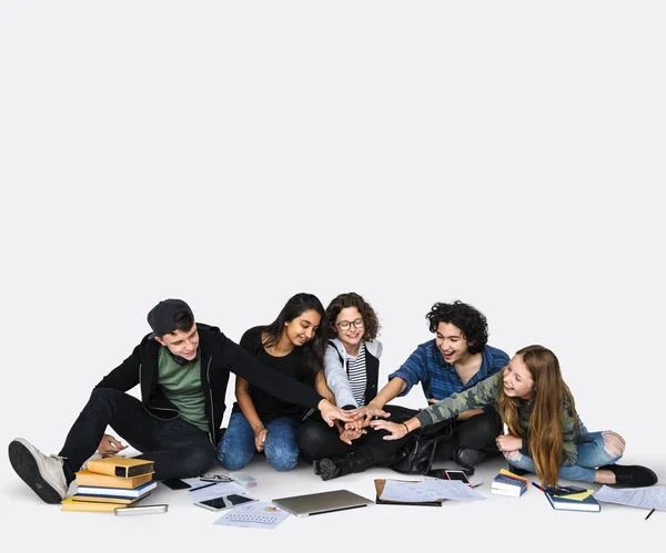 Studenten arbeiten zusammen — Stockfoto