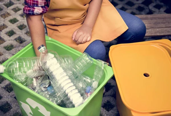 Pessoa Separando Lixo Reciclável Conceito Garrafas Plástico Photoset Original — Fotografia de Stock
