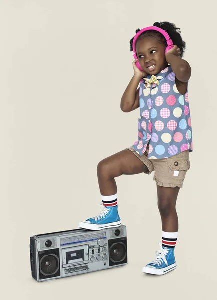 Menina africana ouvir música em fones de ouvido — Fotografia de Stock