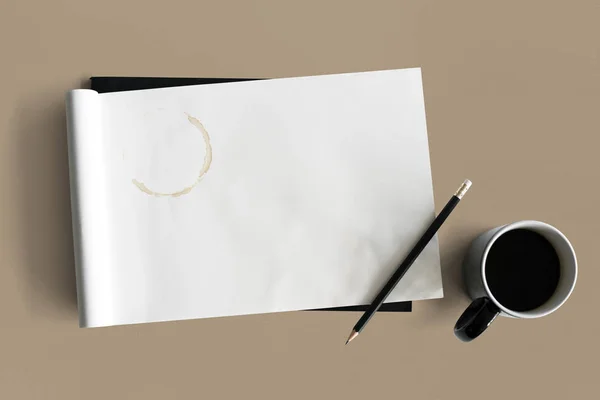 Koffiekopje en lege notebook — Stockfoto