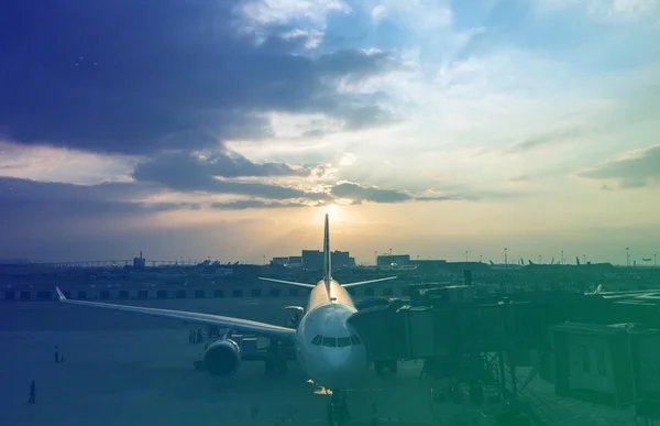 Aeroporto com avião ao pôr-do-sol — Fotografia de Stock