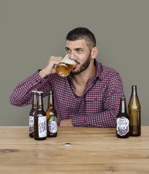 Oriente Medio hombre beber cerveza —  Fotos de Stock