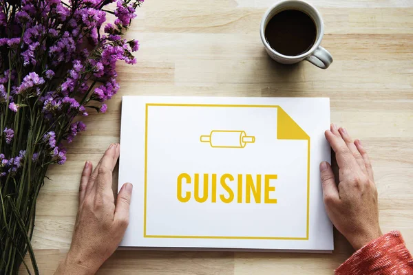 Holding eller kitap açıldı