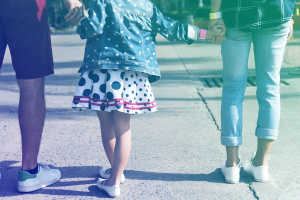 Kis lány séta a szülők — Stock Fotó