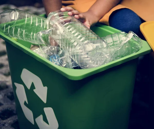 人分离可回收的垃圾 塑料瓶概念 Photoset — 图库照片