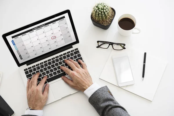 Laptopcomputer op werkplek tafel — Stockfoto