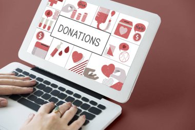 Dizüstü bilgisayarda yazan kadın klavyesi