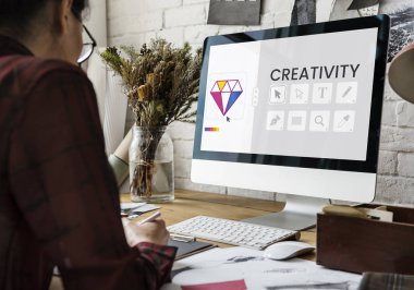 Atölyede çalışan tasarımcı