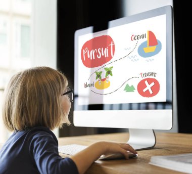 bilgisayar kullanan küçük kız