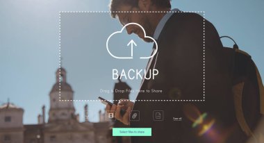 Akıllı telefon kullanan iş adamı