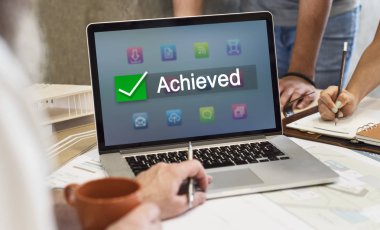 insan eli dizüstü bilgisayar kullanarak 