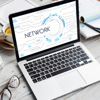 ahşap masa üstünde açılan laptop 