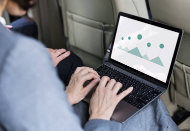 Takside laptop kullanan iş kişi