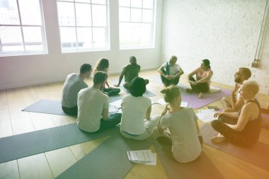 katta oturan insanlar 