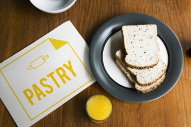 plaka üzerinde meyve suyu ve ekmek dilimleri