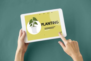 kişi holding dijital tablet