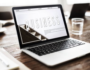Açık tablo üstünde laptop
