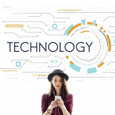 Akıllı telefon tarama şapkalı kadın