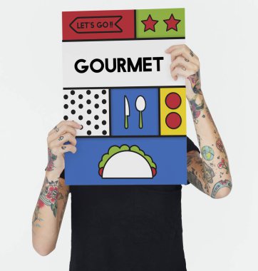 Dövmeli kişi holding afiş. 