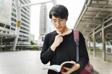 sokakta yürürken Asya erkek öğrenci