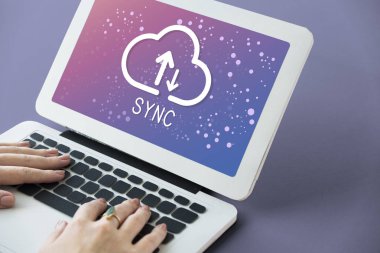 Dizüstü bilgisayarda yazan kadın klavyesi