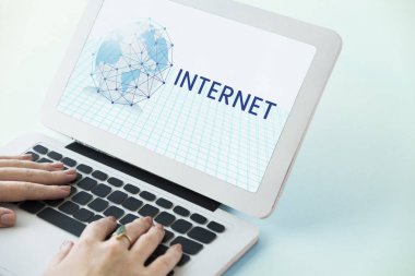 Eller dizüstü bilgisayarda çalışıyor