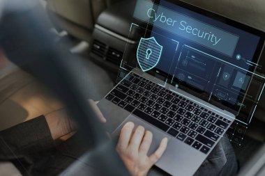 Takside laptop kullanan iş kişi