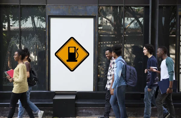 Étudiants marchant près de placard — Photo