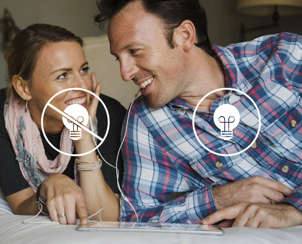 Couple using digital tablet — Stock Photo, Image