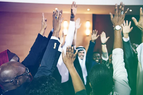 Pessoas multiétnicas segurando as mãos levanta — Fotografia de Stock