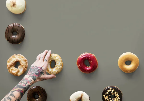 Mano sosteniendo donut dulce — Foto de Stock