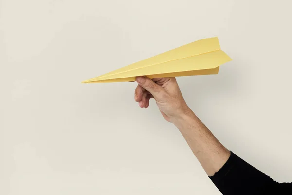 İnsan eli Holding Papercraft uçak — Stok fotoğraf