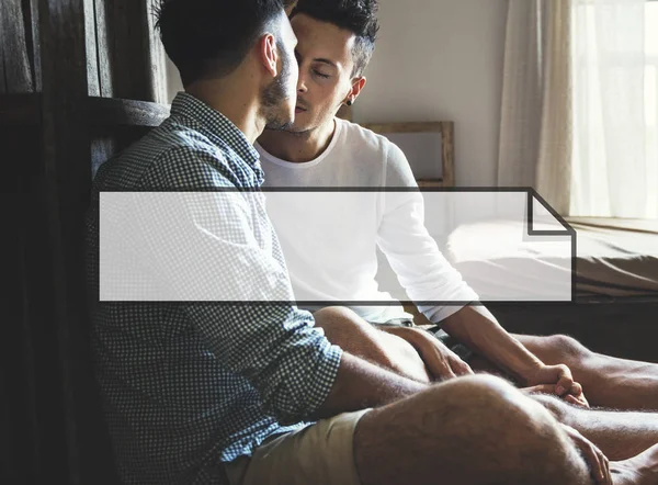 Homoseksueel paar mannen zoenen binnenshuis — Stockfoto