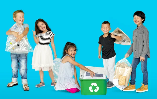 A gyerekek szemét újrahasznosítása — Stock Fotó