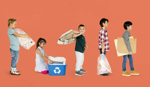Barn återvinning sopor — Stockfoto