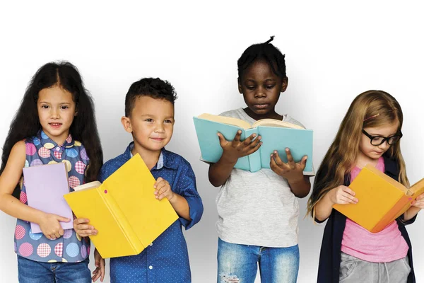 Niños leyendo libros — Foto de Stock